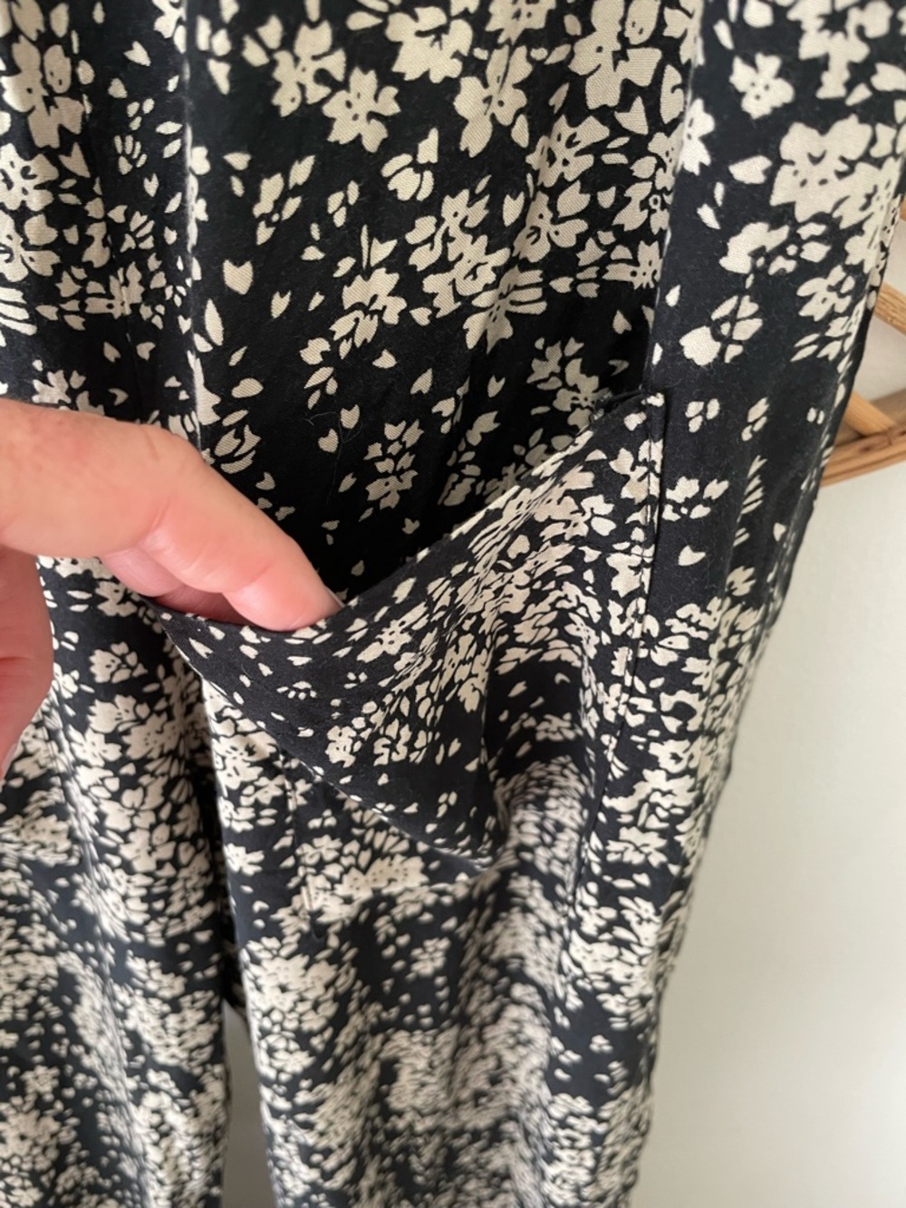 Black Floral V-Neck Wide-Leg Jumpsuit - Picture 2 of 6